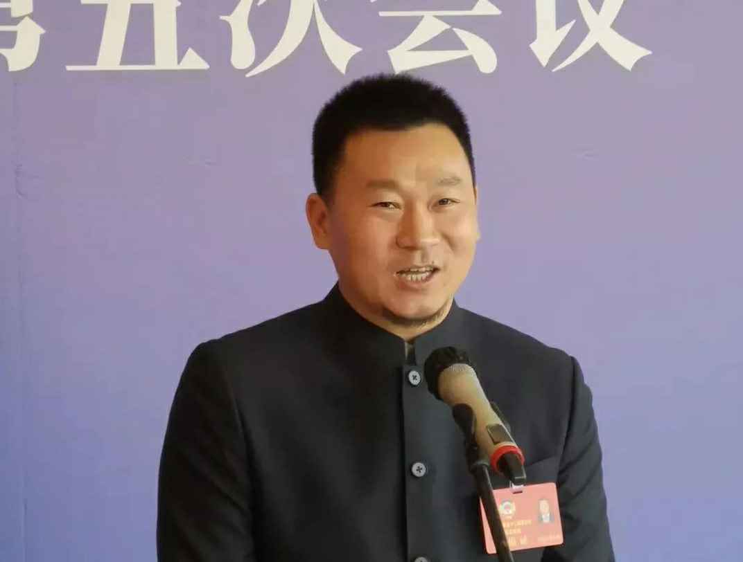 202204221343.jpg 为进一步展示市政协团结、民主、开放、自信的形象,向市民和网友展示政协委员的履职风采,中山市政协十二届五次会议在2月4日上午开幕前开设“委员通道”,市政协委员、重庆书铭环保清洁产品有限公司公司总经理陈朝阳走进“委员通道”,回应社会关切的问题。他就如何做好城市应急管理规划的问题进行发言,并回答记者提问。.jpg